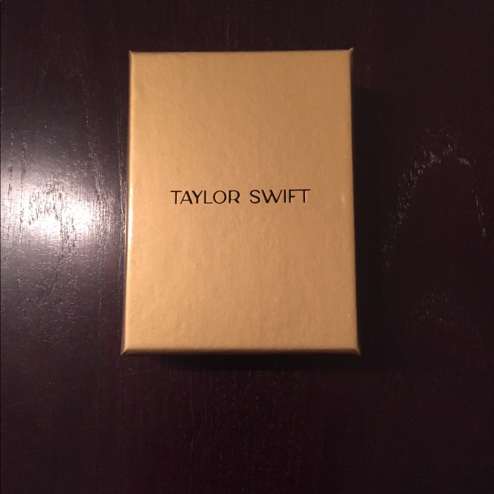 Taylor Swift Gold Key Necklace - Picture 2 of 4